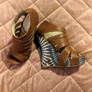 Peacock wedge heels